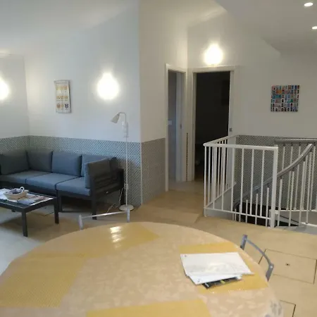 Casa de Férias Alcantara, T2 Duplex Em Moradia Remodelada *