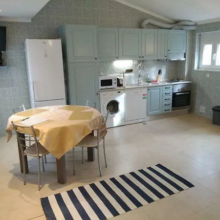 Casa de Férias Alcantara, T2 Duplex Em Moradia Remodelada *