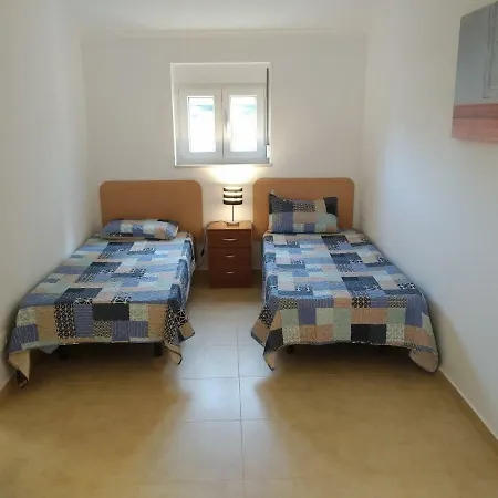 Alcantara, T2 Duplex Em Moradia Remodelada * Lisboa