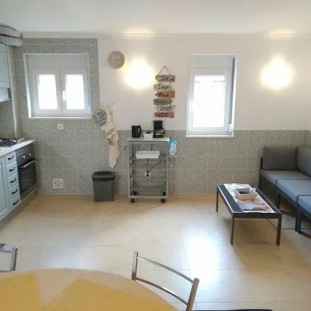 度假居 Alcantara, T2 Duplex Em Moradia Remodelada *